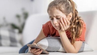 Does your kid need a break from smartphones? Plus, sick restaurant workers fuel foodborne illness, and more health news