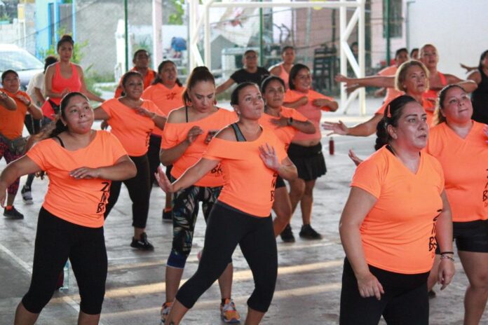 They commemorate Orange Day with a mega fitness dance class in Playa del Carmen.