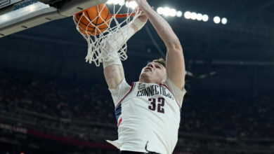 UConn center Donovan Clingan (32) dunks against Alabama during the first half of the NCAA college basketball game at the Final Four, Saturday, April 6, 2024, in Glendale, Ariz. (AP Photo/Brynn Anderson )