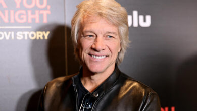 Jon Bon Jovi is praised for talking woman off the ledge of a bridge. Mental health experts say it's well deserved.